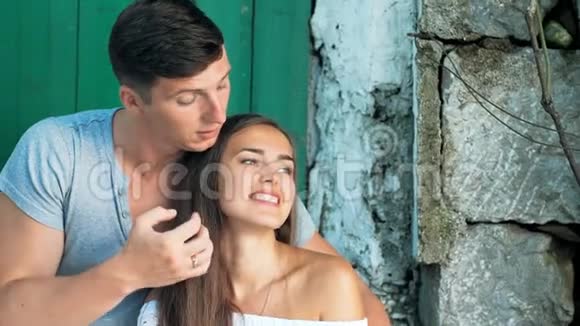 年轻漂亮的情侣坐在老城区的街道上暑假欧洲视频的预览图