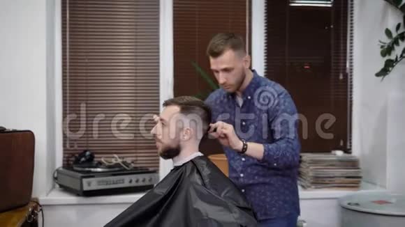 一起工作的理发师他们创造了发型理发店里的每一天的场景视频的预览图