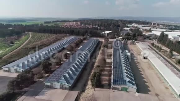 以色列北部用太阳能电池板覆盖的养鸡场的空中镜头视频的预览图