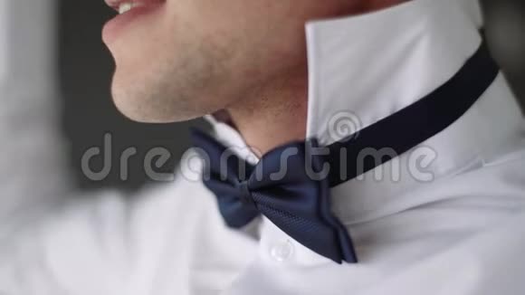 那个人把衬衫特写的领子伸直一个穿白衬衫的人视频的预览图