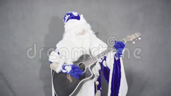 穿蓝色西装的圣诞老人弹吉他视频的预览图
