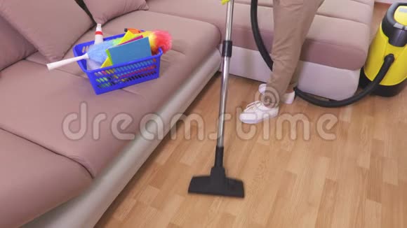 用吸尘器清洁地板的女性的俯视图视频的预览图