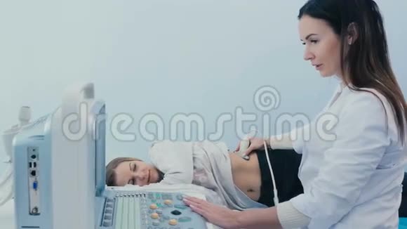 医生做了年轻女孩胃的超声检查视频的预览图