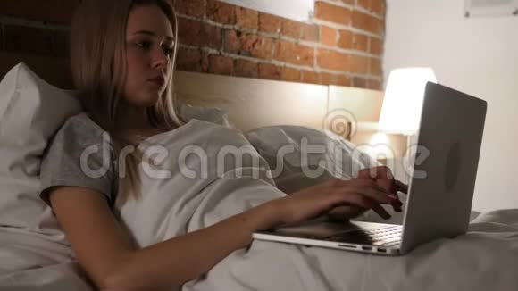 工作的女人躺在床上休息视频的预览图