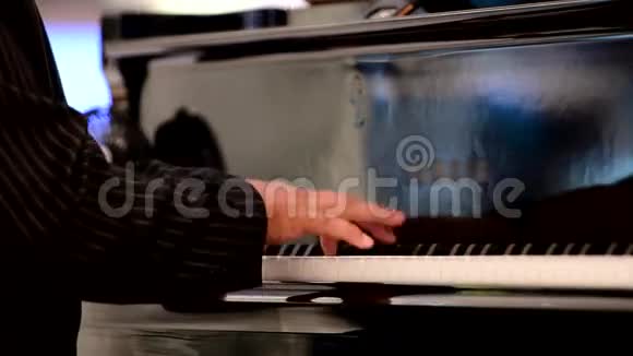 弹大钢琴的人视频的预览图