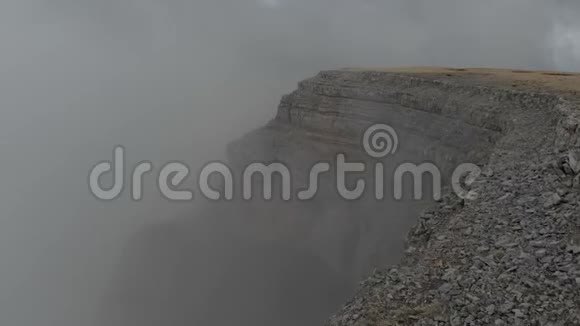 飞越北高加索高原边缘的悬崖悬崖上的云界视频的预览图