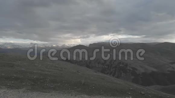 飞越北高加索高原边缘的悬崖悬崖上的云界视频的预览图