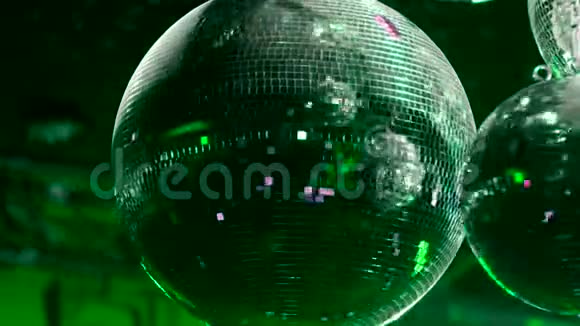 在俱乐部近距离拍摄的绿镜球视频的预览图