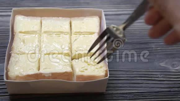 面包在木桌上铺上黄油早餐食品配奶酪乳美味可口视频的预览图