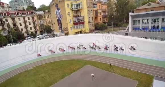 基辅自行车赛道自行车运动员在Bunch自行车赛机场观视频的预览图