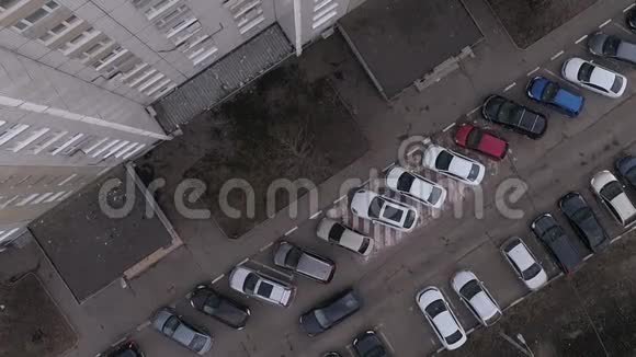 宿舍区的停车场视频的预览图