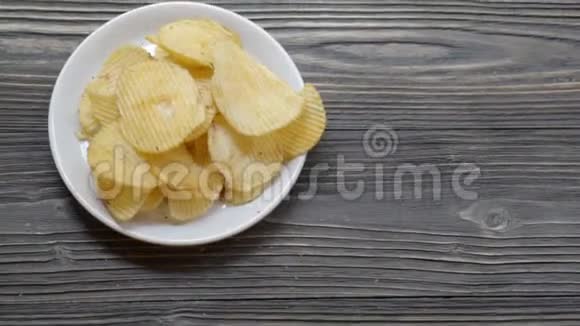 木桌上的土豆片炸脆小吃开胃美味可口但不健康视频的预览图