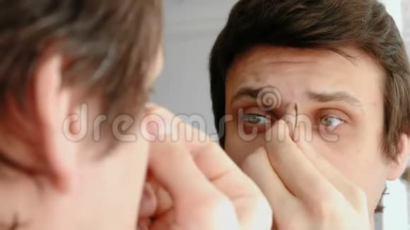 年轻人用镊子夹住眉毛漂亮的眉毛视频的预览图