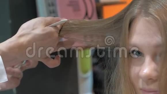 理发师的特写剪女青年的头发视频的预览图