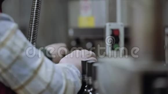 工厂里的工人堵住了生产线上的酒瓶视频的预览图