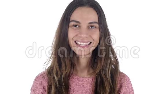 笑着的年轻拉丁女孩肖像白色背景视频的预览图