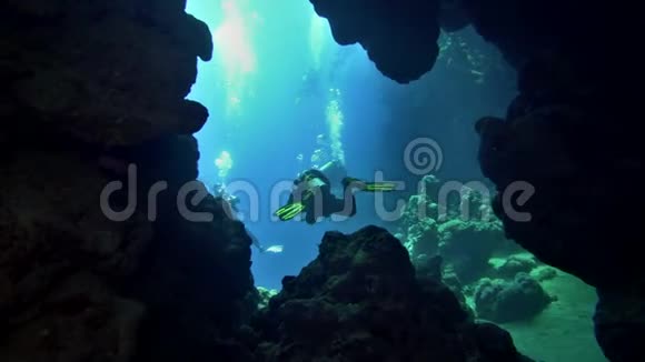 潜水潜洞潜水潜洞潜水潜洞潜水潜洞潜水视频的预览图