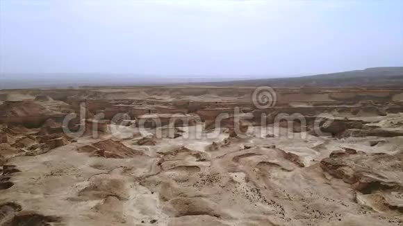 位于约旦河西岸的朱迪亚沙漠鸟瞰图死海的荒芜海岸的背景视频的预览图
