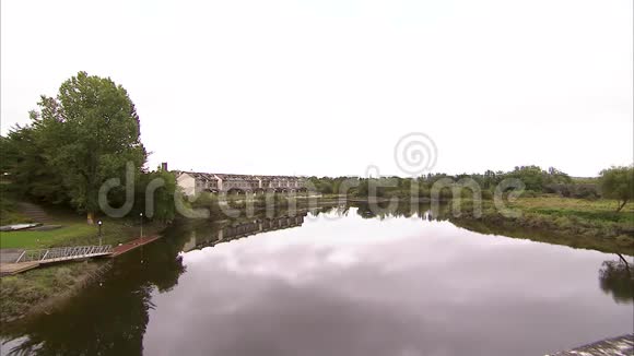 从平静的河流到古老的石桥视频的预览图