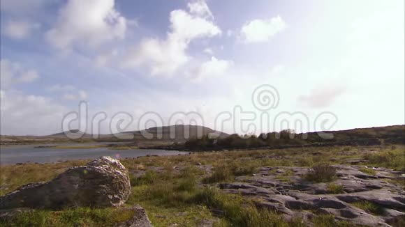 梦幻般的爱尔兰土地上美丽的淘拍镜头视频的预览图