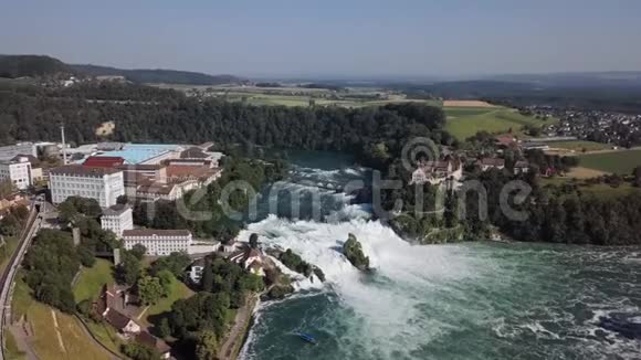 瑞士莱茵瀑布的鸟瞰图视频的预览图