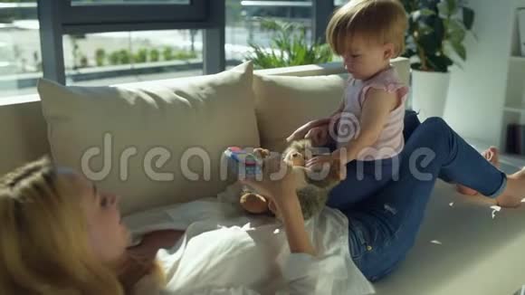 可爱的女孩玩具坐在沙发上视频的预览图