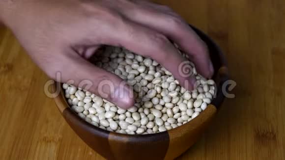 木碗上的白豆视频的预览图