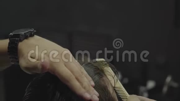 理发师用剪刀剪客户的头发快关门有魅力的男性正在理发店理发视频的预览图