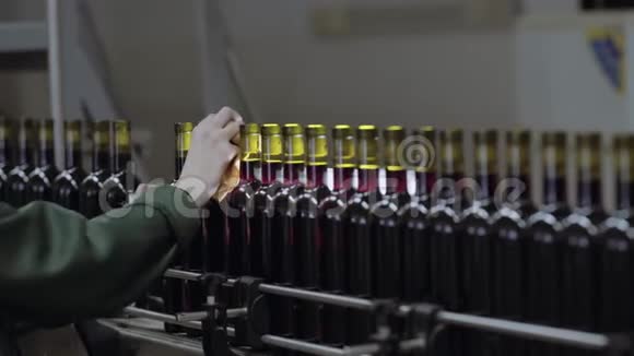 工业生产人类在瓶子生产线上工作视频的预览图