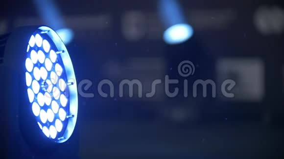 蓝色舞台灯光工作表演视频的预览图