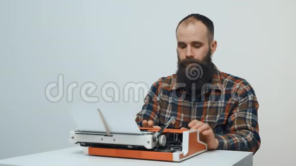 穿着红色老式打字机打字的嬉皮士视频的预览图