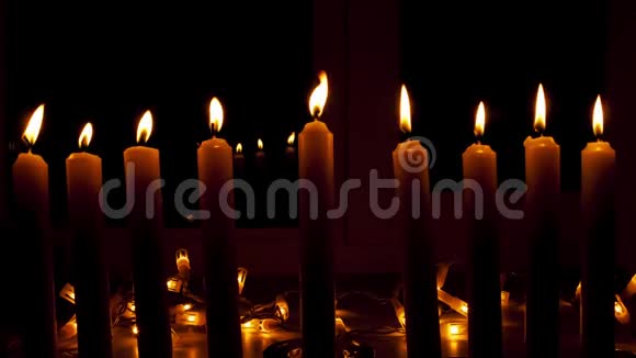 为犹太节日光明节点燃九支蜡烛的时间流逝视频的预览图