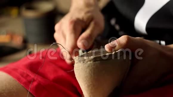 人用手缝制皮鞋视频的预览图