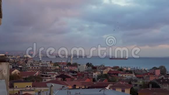 伊斯坦布尔傍晚全景与博斯普鲁斯风景视频的预览图