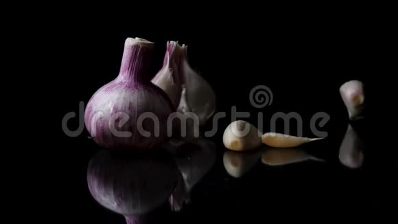 洋葱大蒜和香料在黑色背景上分离框架洋葱和大蒜的成分视频的预览图