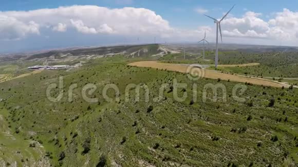 具有植物和风电场的生态意识工业区可再生能源视频的预览图