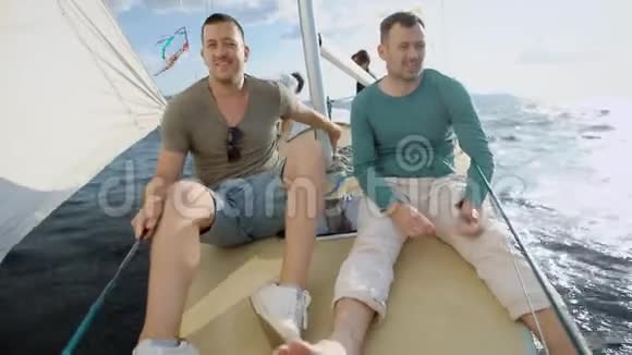 两个成年男子乘游艇在海上航行一辆海上汽车在小浪涛下摇摇晃晃朋友们交谈积极地度过这段时光视频的预览图
