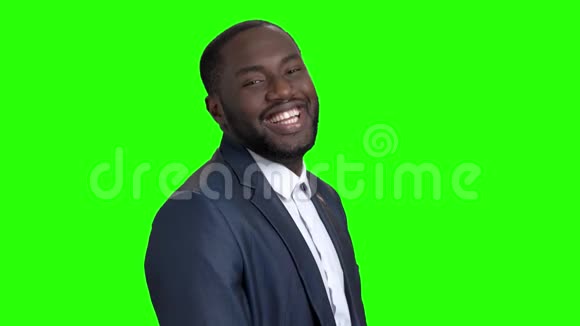 在绿色屏幕上微笑的男人视频的预览图