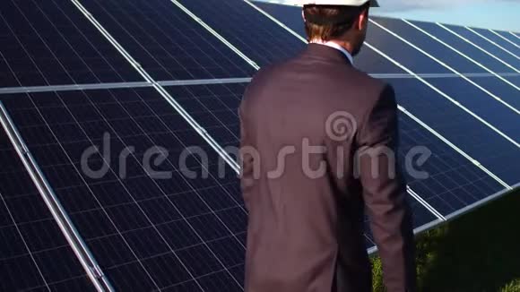 商人在太阳能站散步的后景视频的预览图