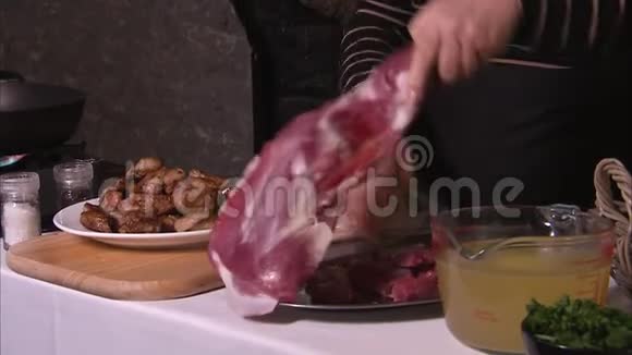 取肉放入锅中煮视频的预览图