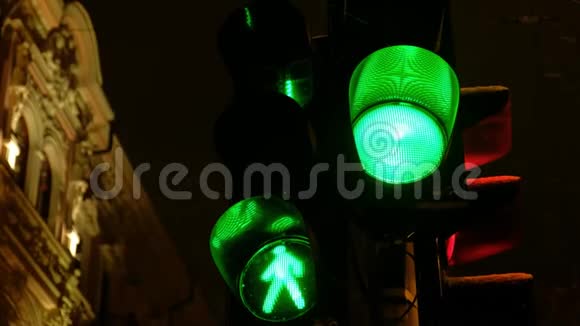 交通灯在冬季夜间由绿色变为红色视频的预览图
