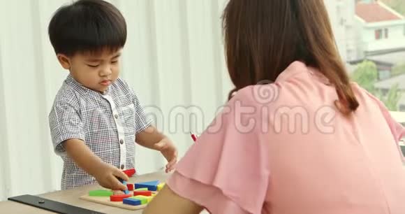 亚洲幼儿和妈妈一起玩积木视频的预览图