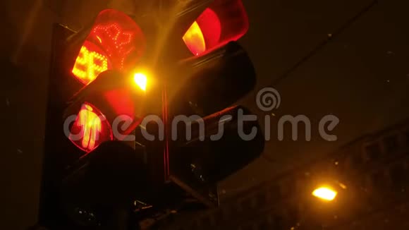 夜间的交通灯由红到绿视频的预览图
