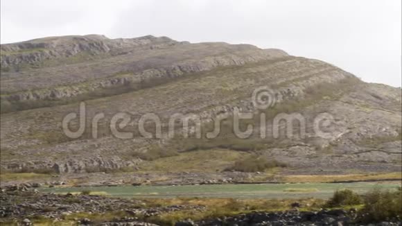 爱尔兰一座大岩石山的全景视频的预览图