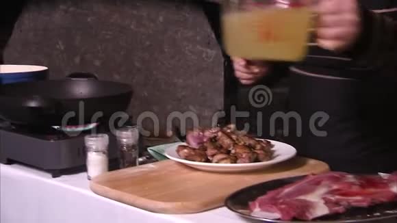一个厨师把蔬菜倒入灶台上的炒锅里视频的预览图