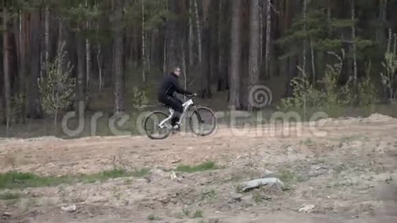 一个人骑自行车沿着森林视频的预览图