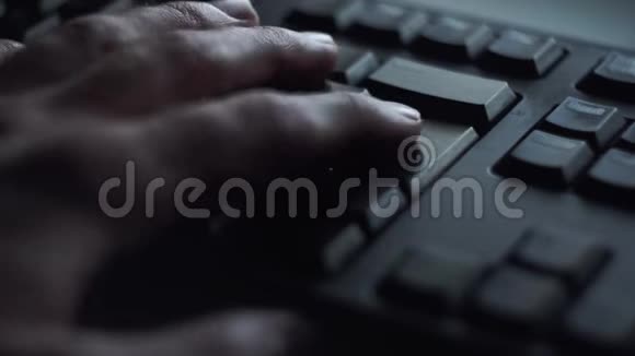 用手指按下键男性手指的特写按下黑色电脑键盘上的按钮男人紧张地视频的预览图