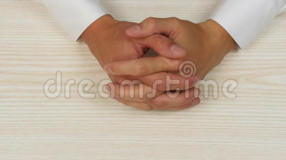 男人的俯视图他的手摘下结婚戒指把它放在桌子上视频的预览图