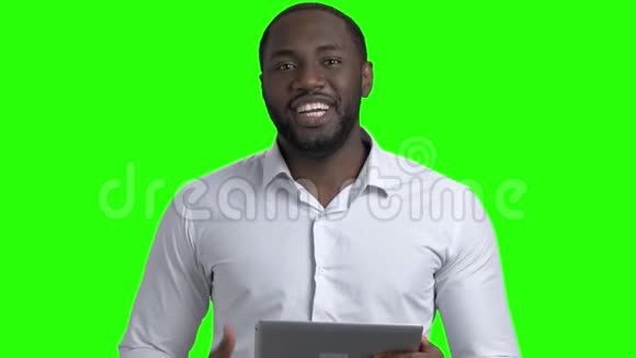 绿色屏幕上的非裔美国商务教练视频的预览图