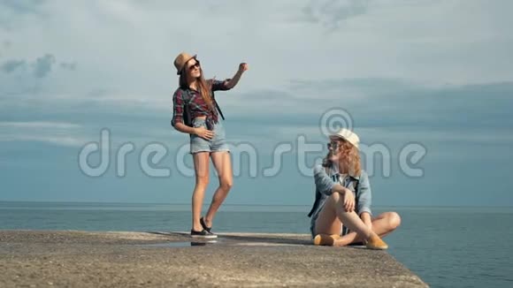 两位年轻的女游客在美丽的地方观光视频的预览图